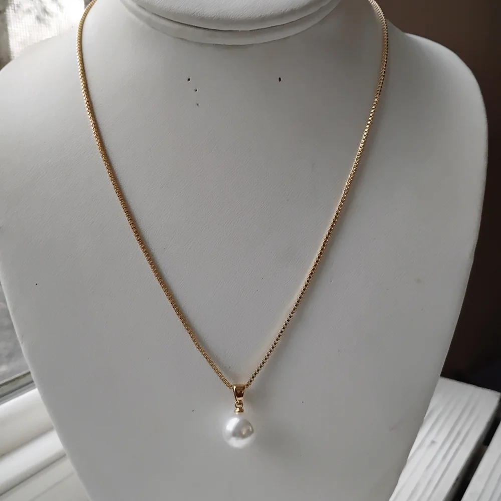 Elegant Gold Pearl Pendant Necklace - Picture 2 of 5